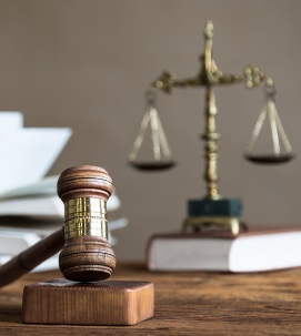 Balanza de la justicia y mazo de juez sobre un escritorio
